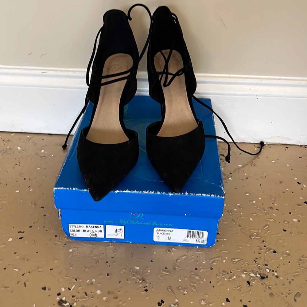 Black pumps
